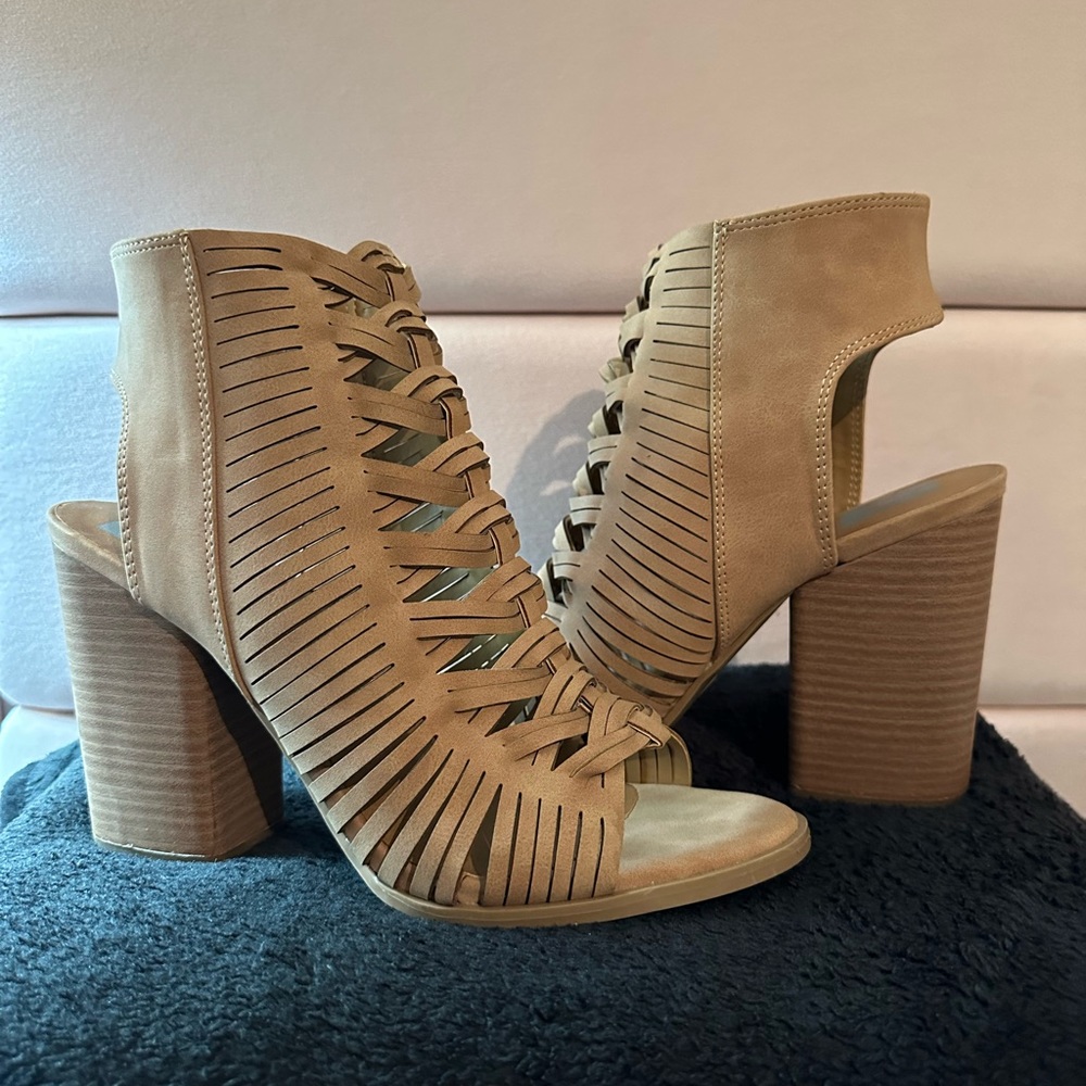 DV by Dolce Vita Tan Woven Heels Women's size 9.5